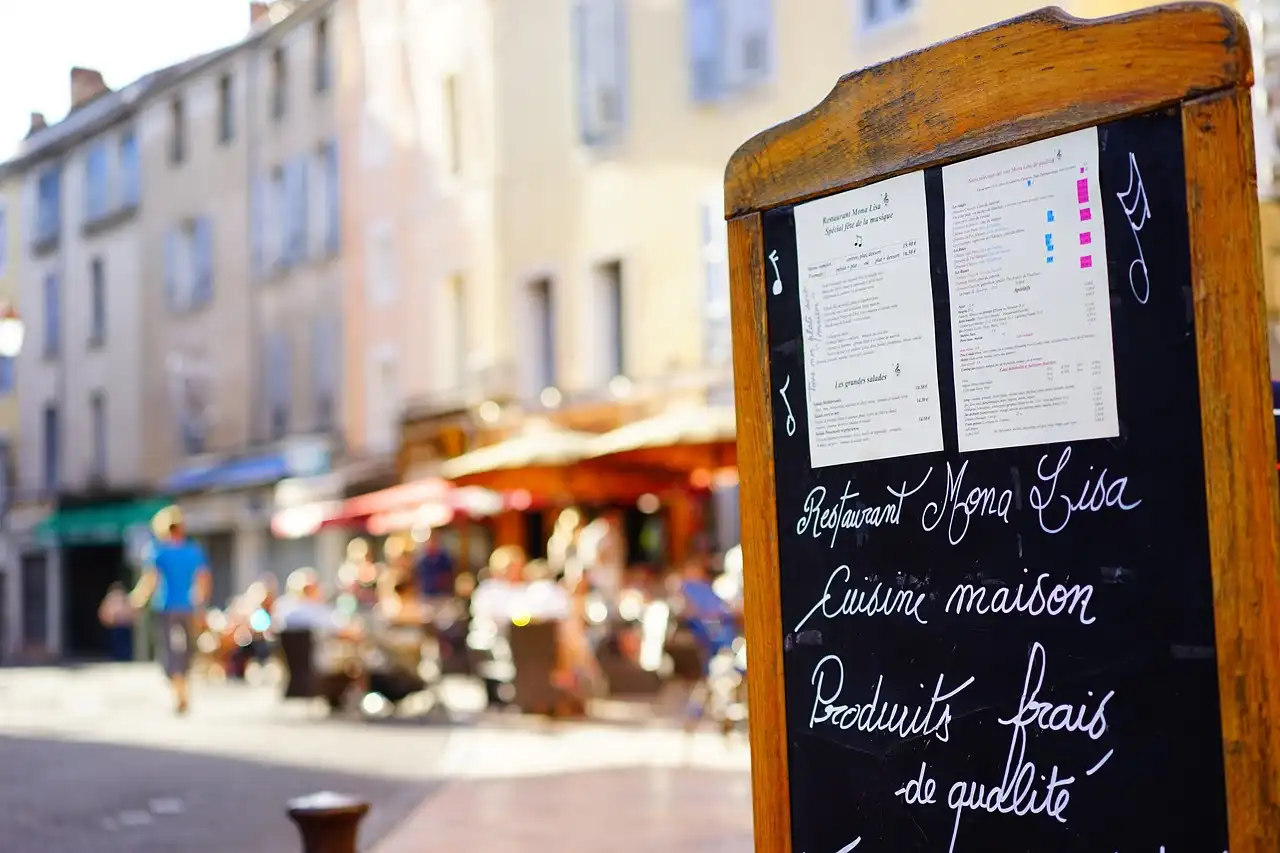 Tablette et cahier représentant l'organisation d'un projet